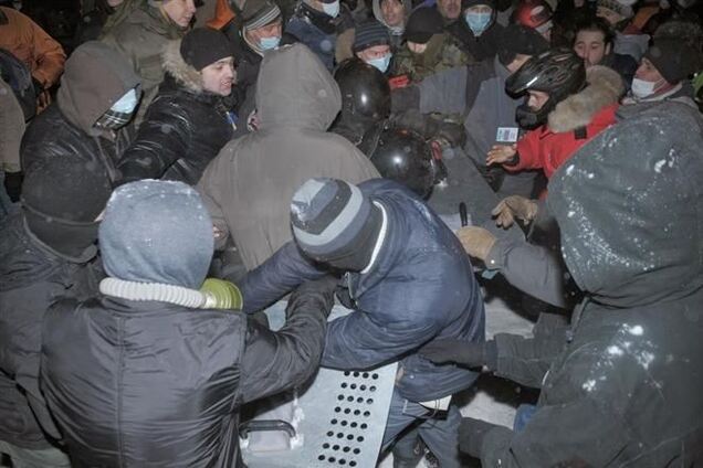 При зачистке баррикад на Лютеранской в давке пострадали люди