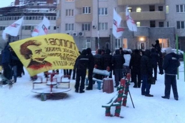 Митингующие устроили пикет у дома Попова