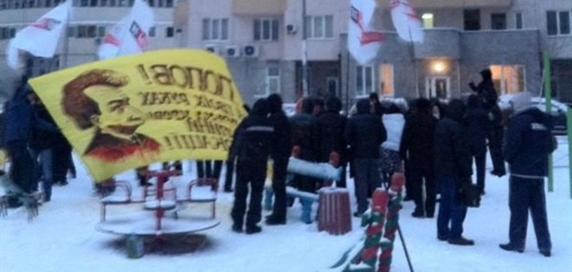 Митингующие устроили пикет у дома Попова