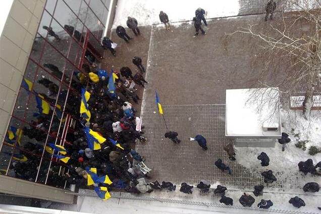 Группа молодчиков заблокировала Посольство ЕС в Украине