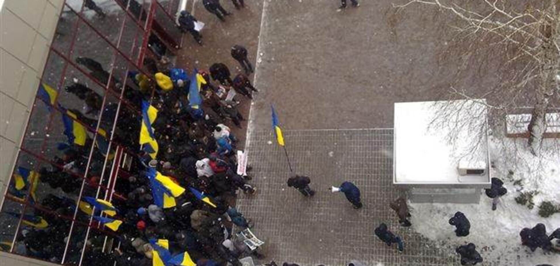 Группа молодчиков заблокировала Посольство ЕС в Украине