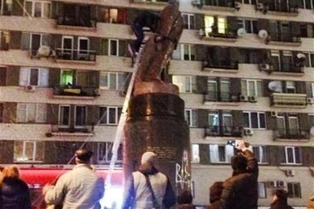 Во Вьетнаме запретили писать о сносе памятника Ленину в Киеве