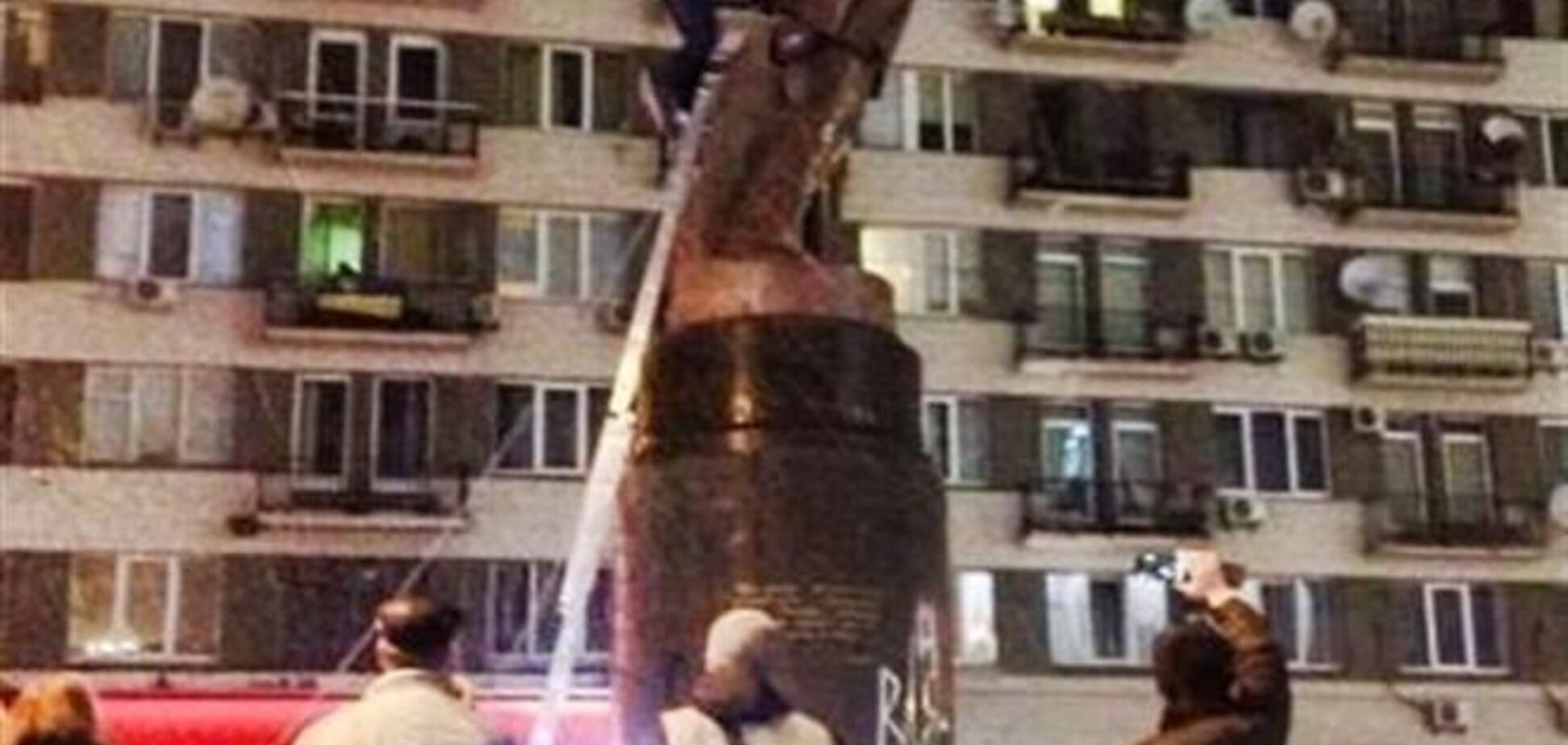 Во Вьетнаме запретили писать о сносе памятника Ленину в Киеве