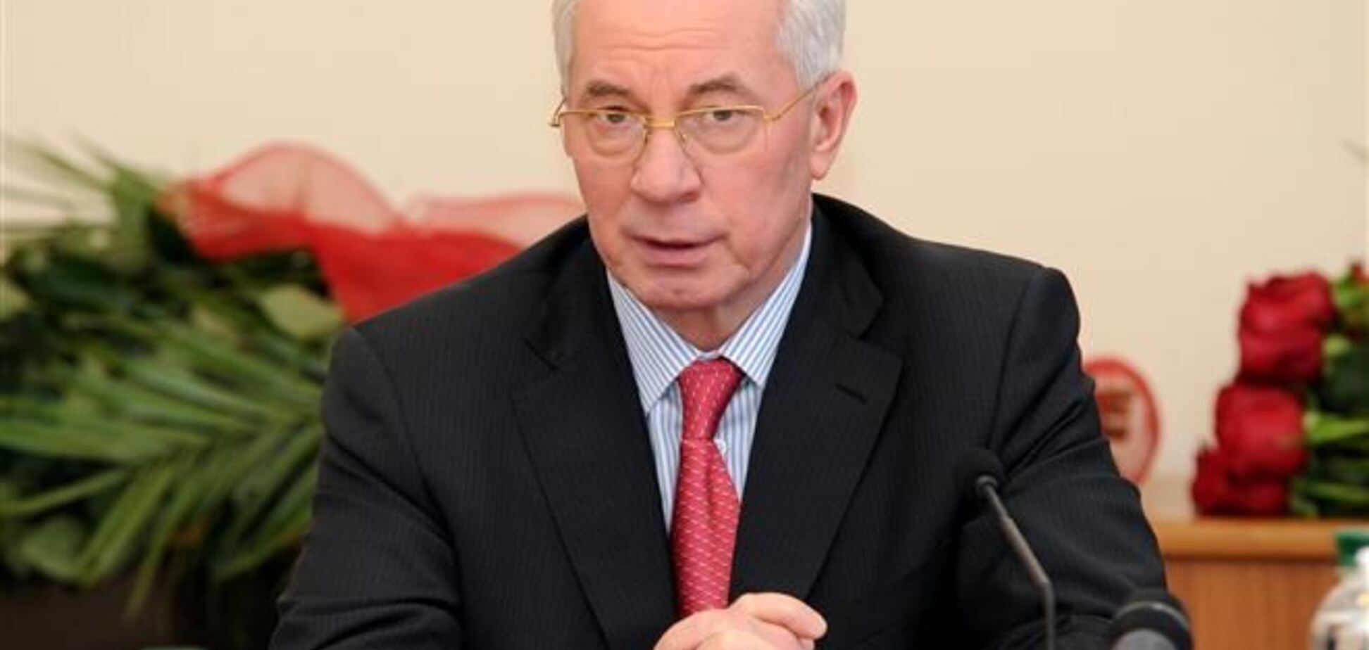 Азаров заявил о задержке выплаты пенсий и соцпособий