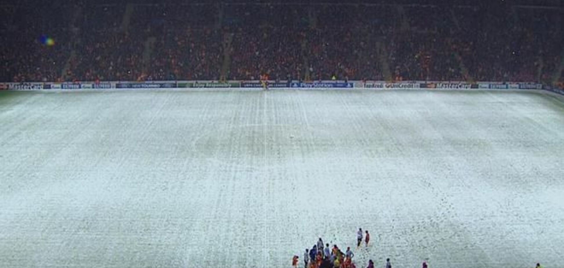 Матч ЛЧ 'Галатасарай' - 'Ювентус' прерван из-за снега