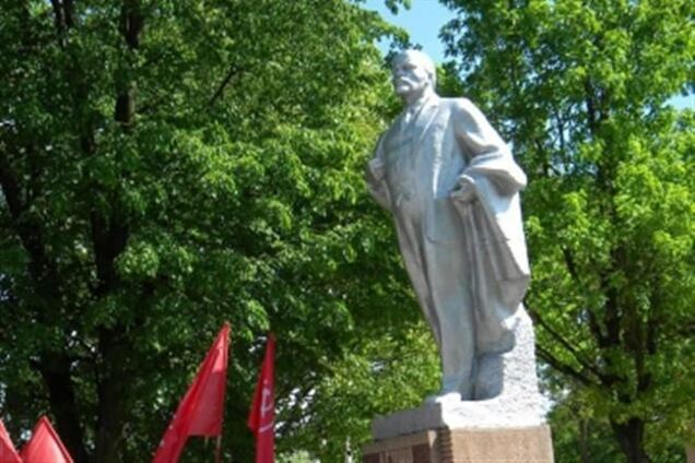 На Волині пам'ятника Леніну домалювали червоні чоботи