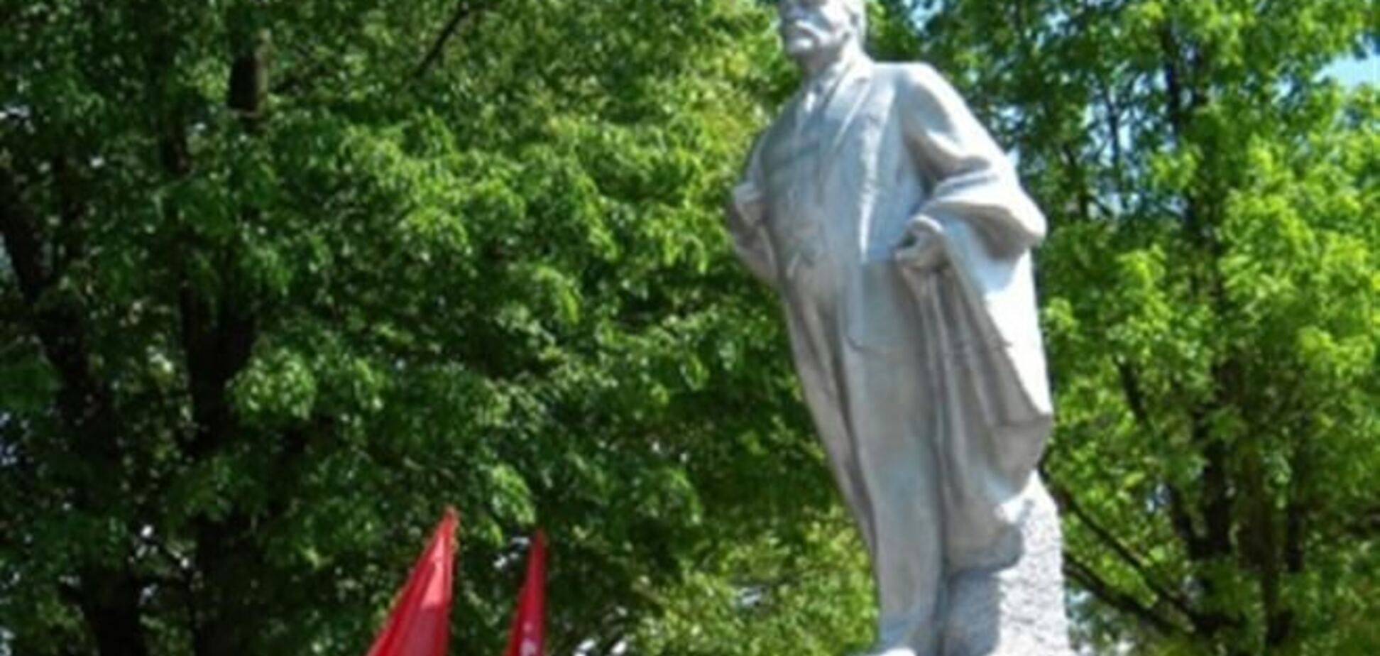 На Волыни памятнику Ленину дорисовали красные сапоги