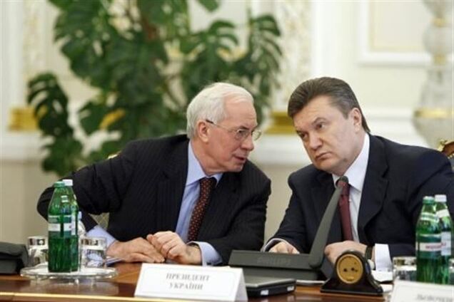 Янукович поручил Азарову встретиться с деятелями культуры и искусств