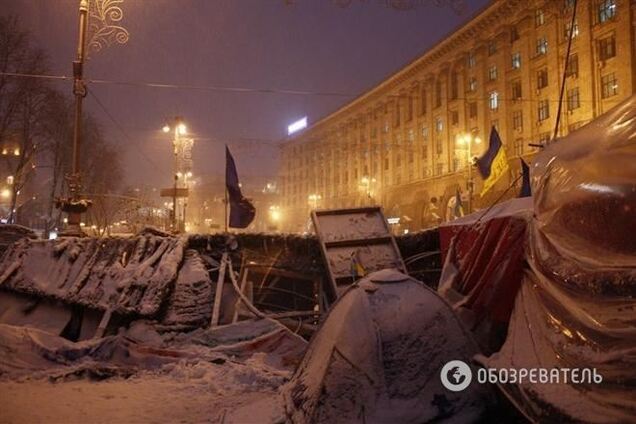 Біля АП зміцнюють барикади, а на Майдані танцюють