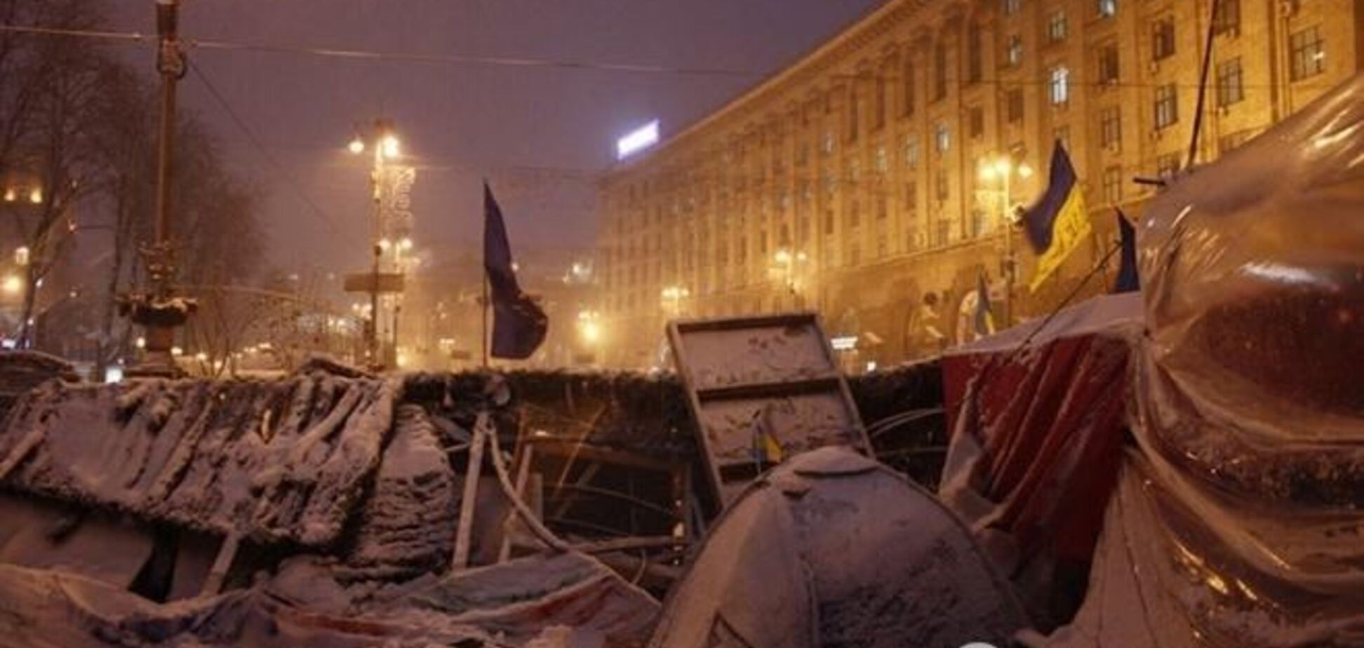 Возле АП укрепляют баррикады, а на Майдане танцуют