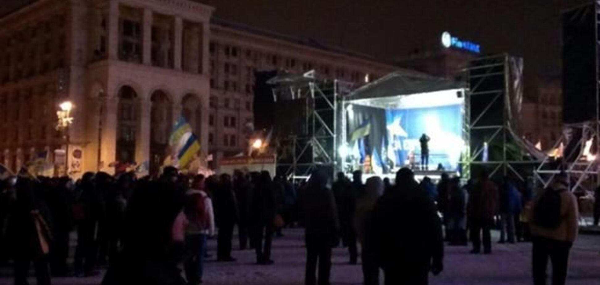 Около тысячи человек продолжают митинг на Евромайдане