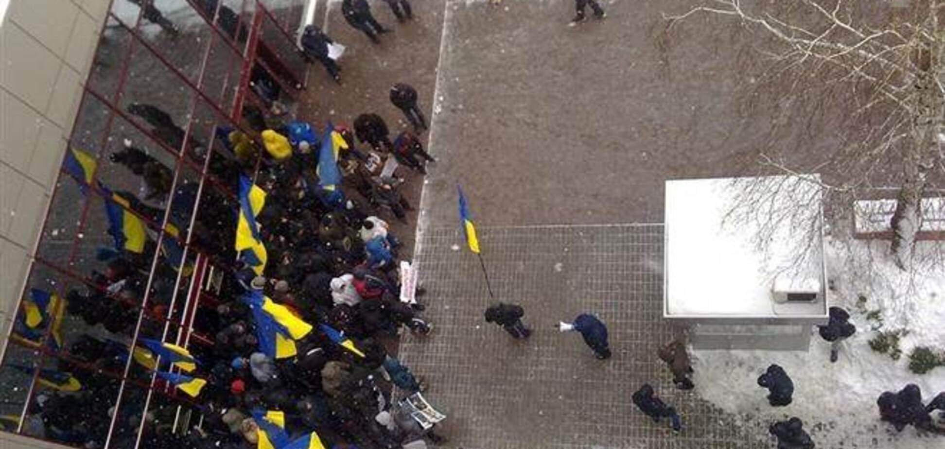 МЗС просить Захарченку розібратися з блокуванням Посольства ЄС в Україні
