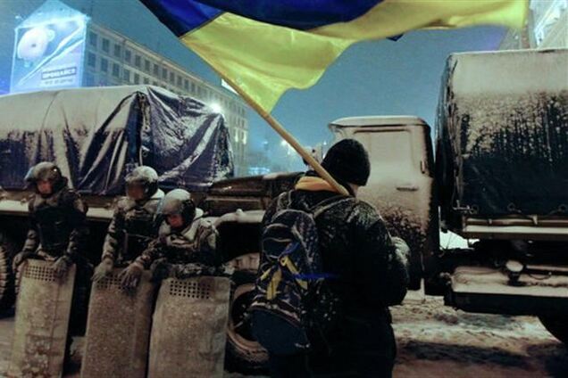 Евромайдановцы занялись уборкой снега
