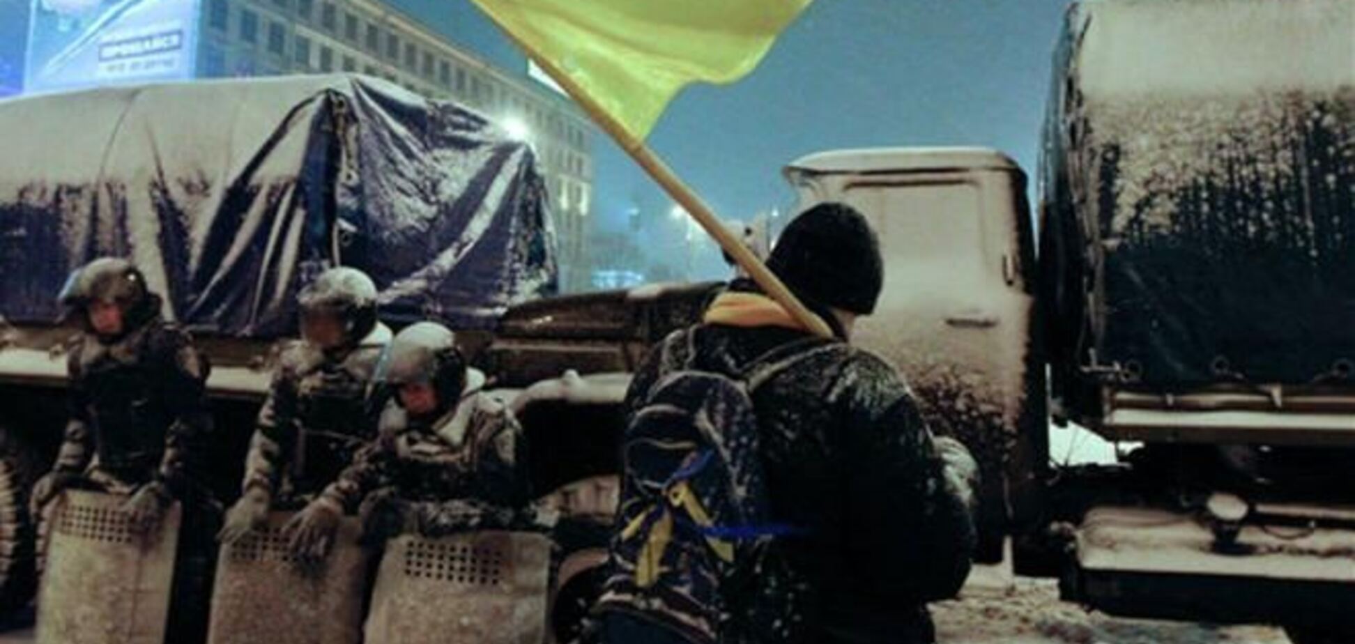 Евромайдановцы занялись уборкой снега