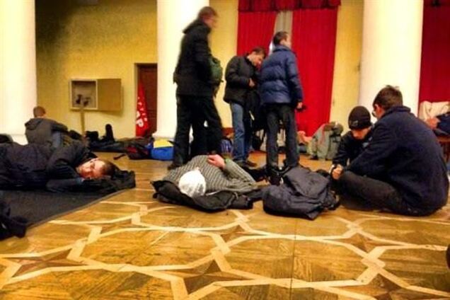 Попов предложил митингующим в КГГА 'отдых' в других зданиях