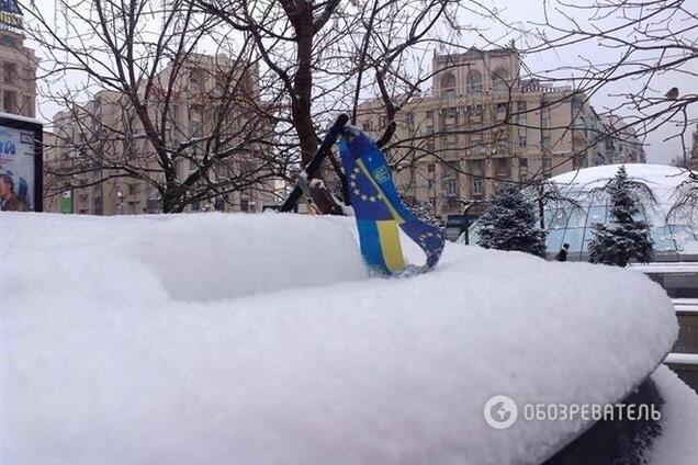 На Майдане все спокойно: активисты разбивают лед и собирают мусор