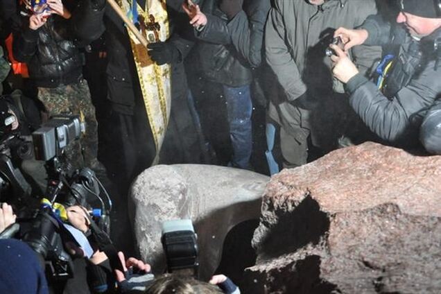 КПУ требует тщательного расследования сноса памятника в Киеве