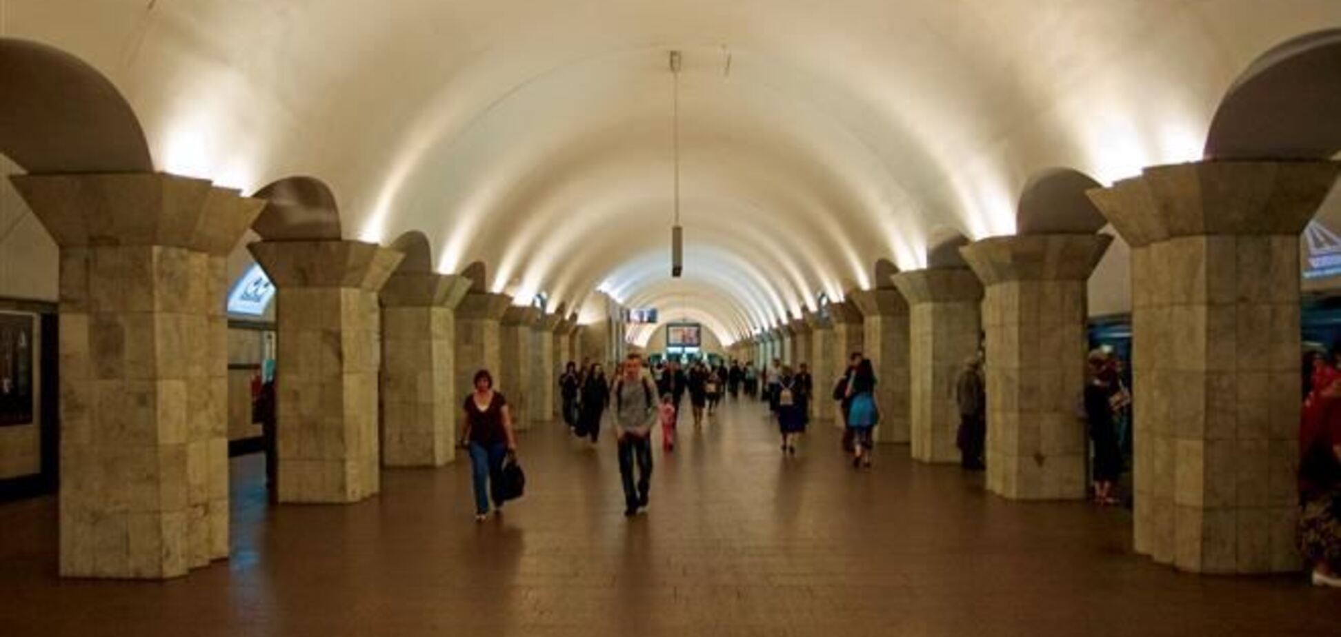 Милиция закрыла на вход станцию метро 'Майдан Незалежности'