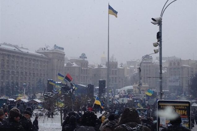 Майдан поет и танцует