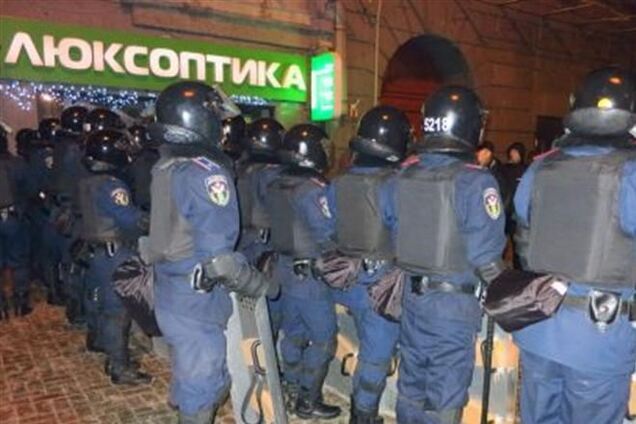 Курсанты академии МВД не пускают подкрепление на Евромайдан