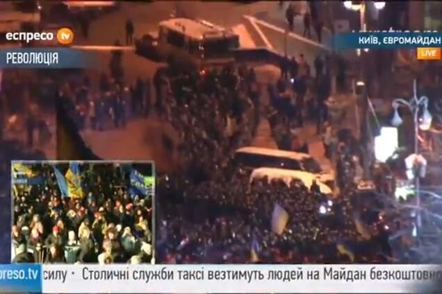 Тяжелая техника разворачивается и уезжает с Институтской