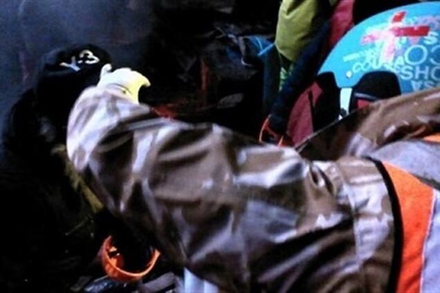 Из Дома профсоюзов на Майдане выносят раненых