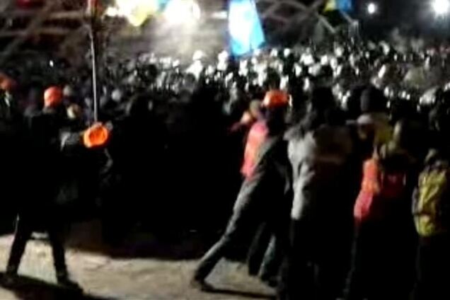 Оппозиционеры сдерживают тяжелую технику на Институтской