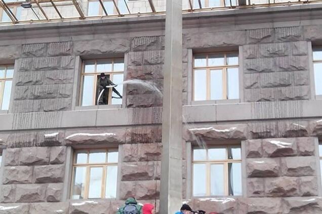 Начался штурм КГГА. Силовиков обливают ледяной водой