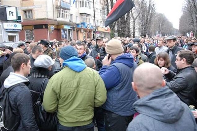 'Титушки' на 'Арсенальной' не пускают людей на Майдан