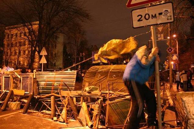 Евромайдановци зводять нову барикаду на Лютеранській