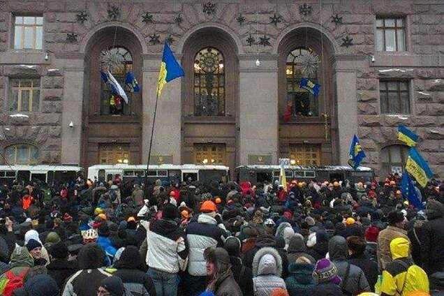 Под КГГА 'беркутовцы' перемешались с протестующими