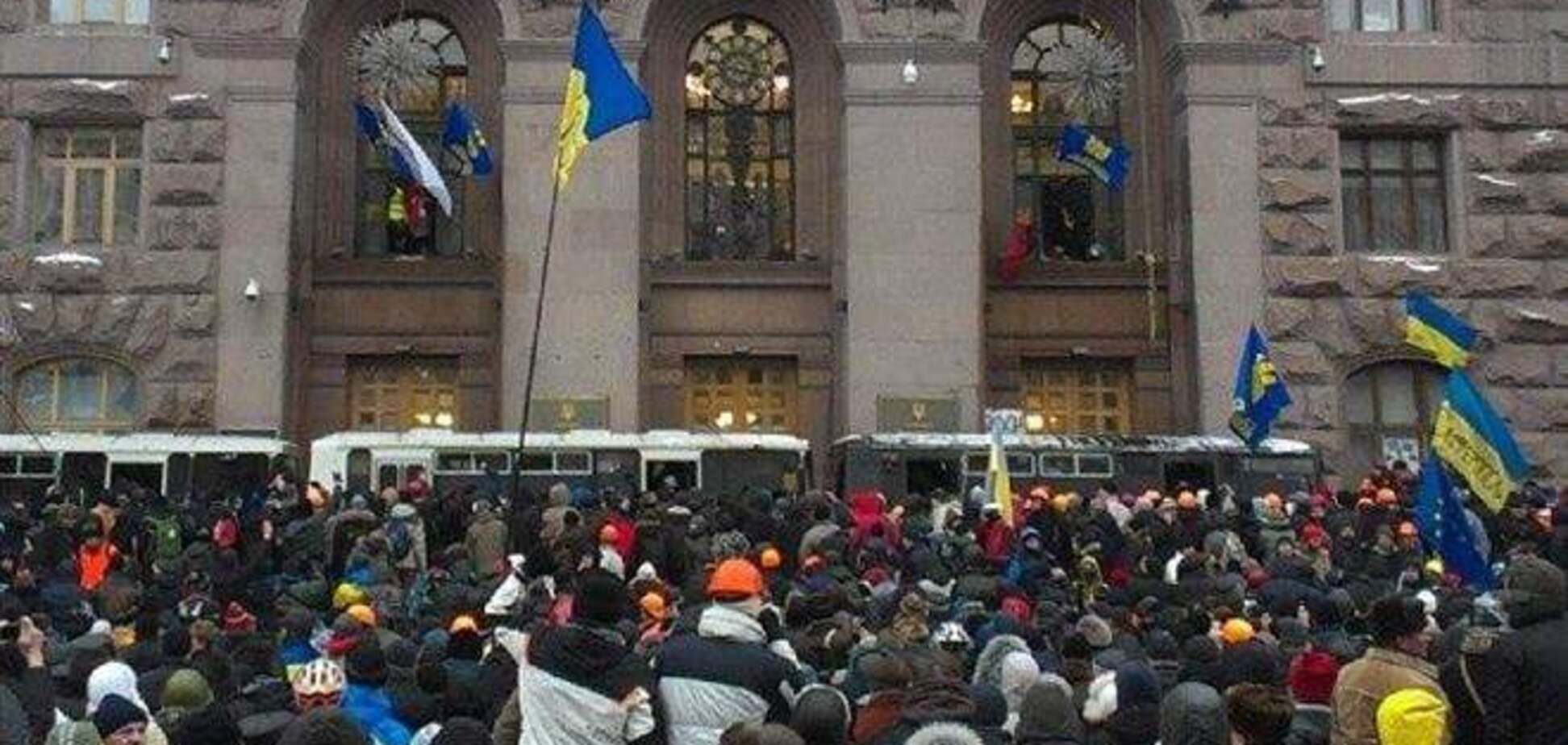 Под КГГА 'беркутовцы' перемешались с протестующими