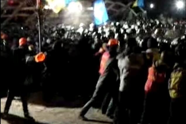 Нардеп лег под КрАЗ, который ехал на баррикады на Институтской