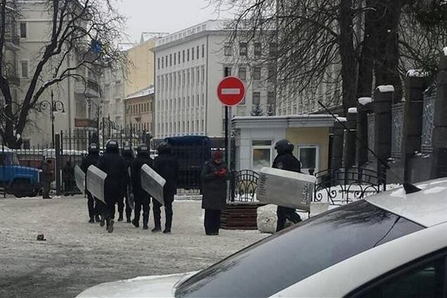 Администрацию Президента взяли под усиленную охрану