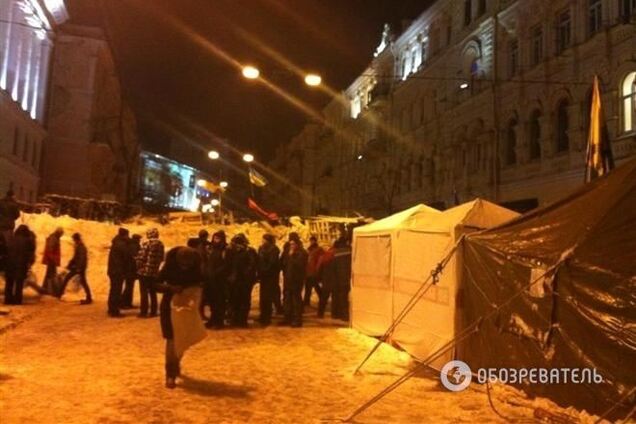 Евромайдановцы укрепляют баррикады снегом и поливают их водой