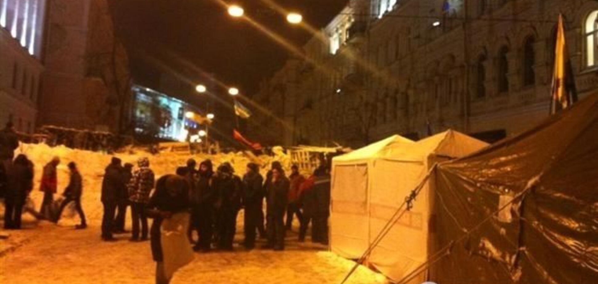 Евромайдановцы укрепляют баррикады снегом и поливают их водой