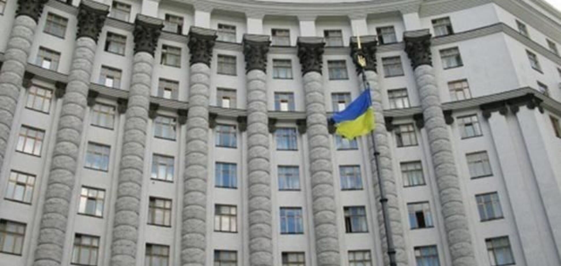 Автобусы с силовиками перекрыли улицу у Кабмина