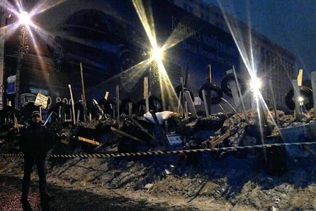 Евромайдановцы строят баррикады по книгам