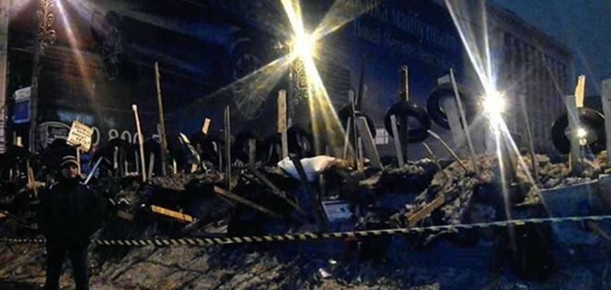 Евромайдановцы строят баррикады по книгам