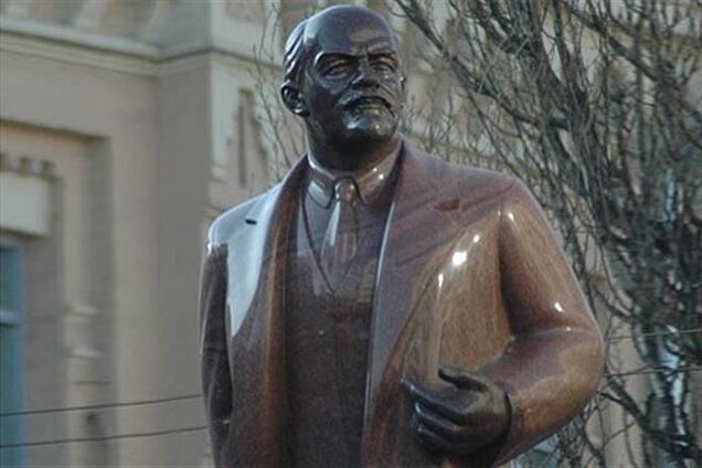 На Миколаївщині пам'ятник Леніну залишили без правої долоні