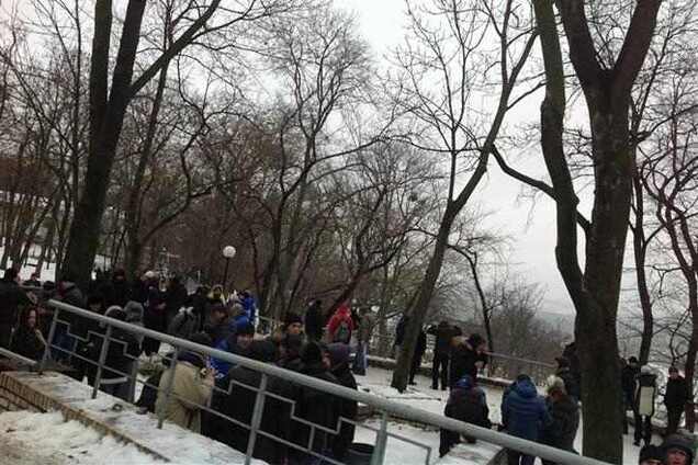 Силовики в бронежилетах и с дубинками взяли под охрану ВР