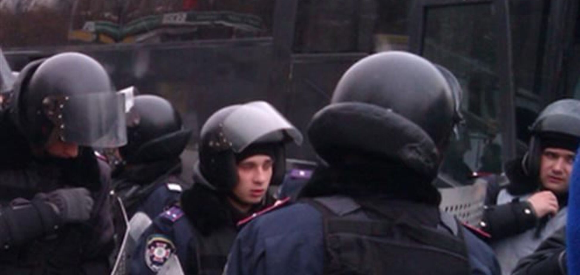 Бойцы ВВ заблокировали перекресток улиц Институтской и Ольгинской