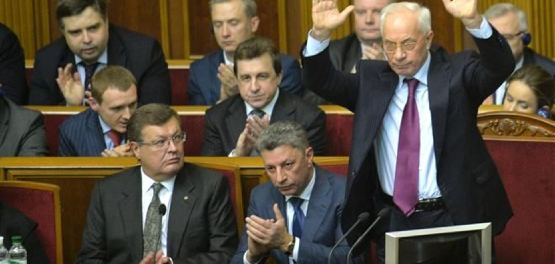 Президент дал понять, что отставки Азарова не будет