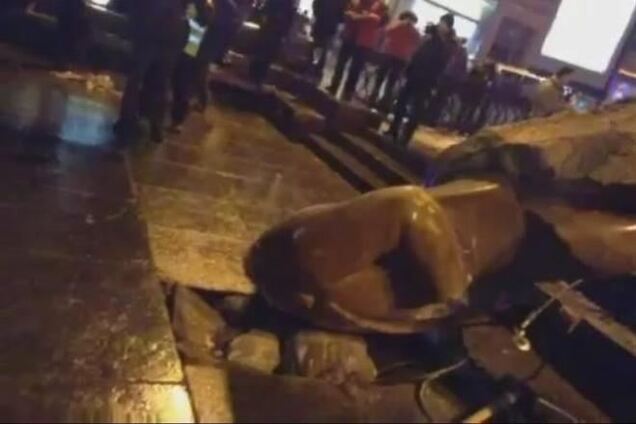 Российские СМИ 'повалили' в Киеве еще один памятник Ленину