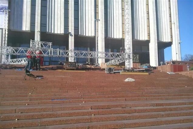 На Европейской площади ставят сцену для антимайдана