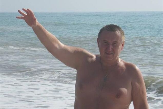 Кримський депутат харчується на вулиці, як бездомний