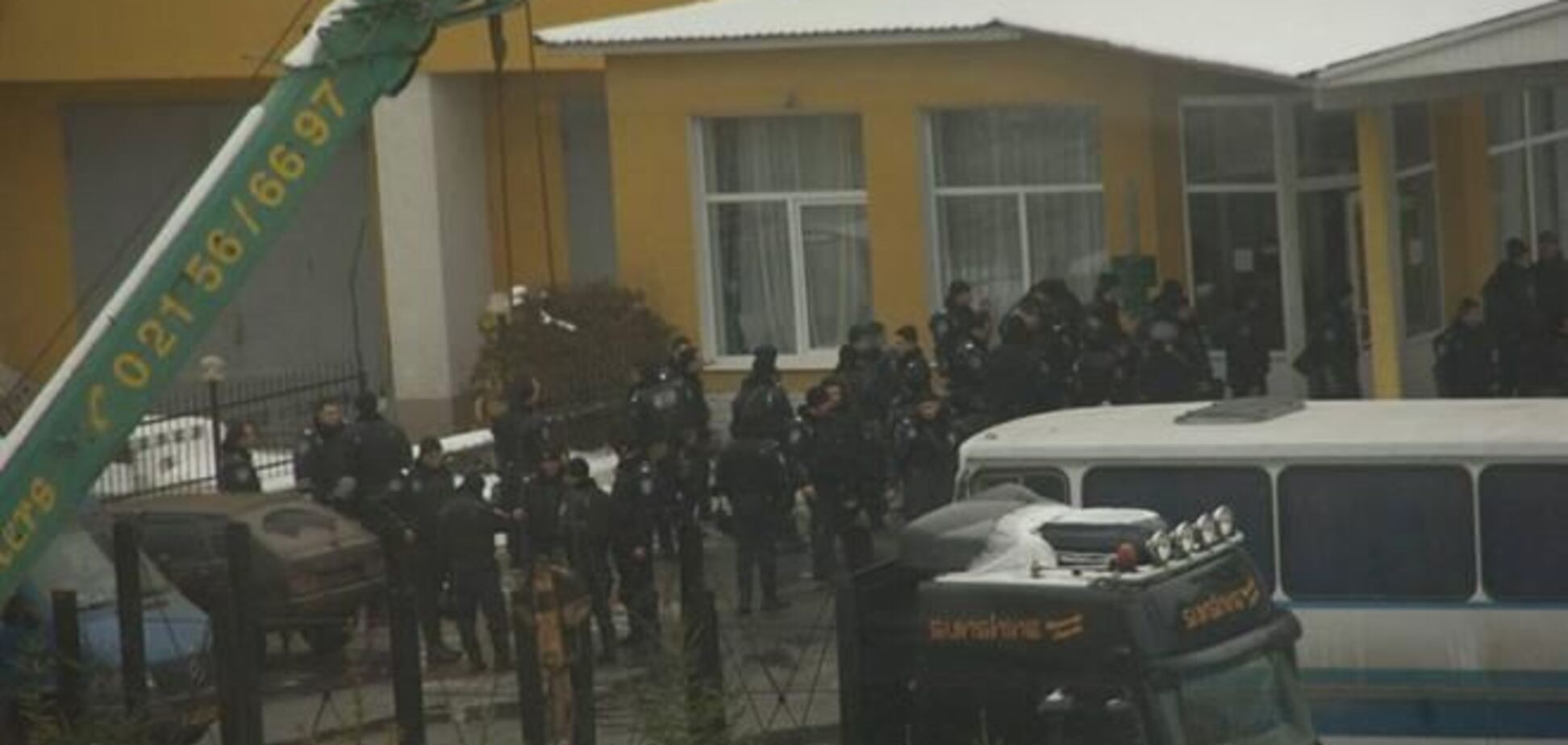 У дворі одного з київських готелів збираються силовики