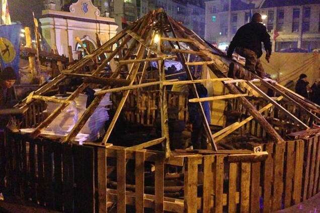 Евроактивисты на Майдане начали строить деревянные дома