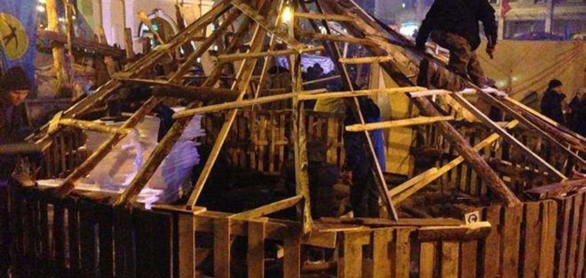 Евроактивисты на Майдане начали строить деревянные дома