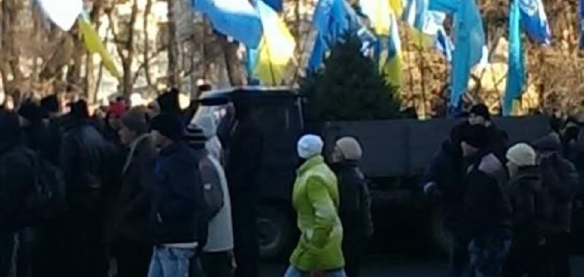 Митинги в центре Киева разделены кордоном милиции и 'Беркута'